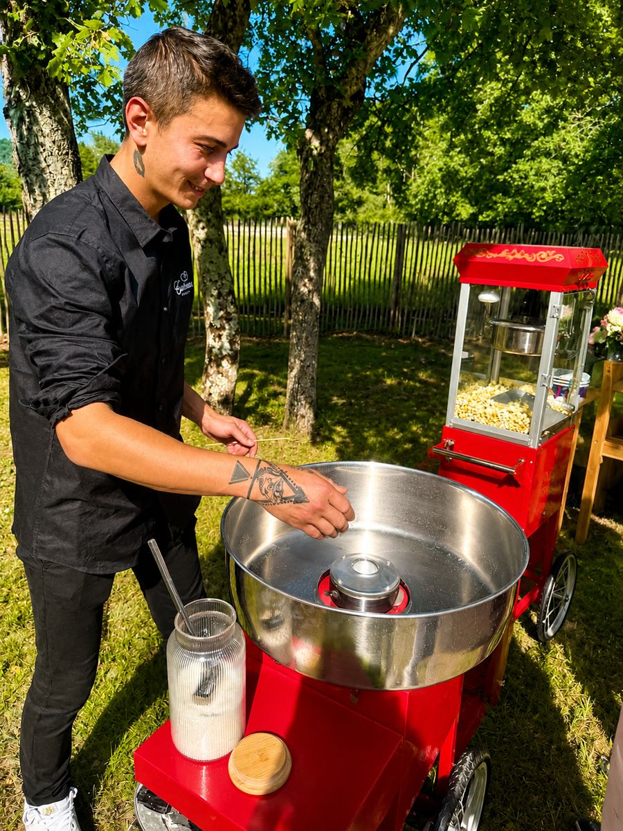 Machine à pop-corn tenue par un membre de l'équipe Customix Events