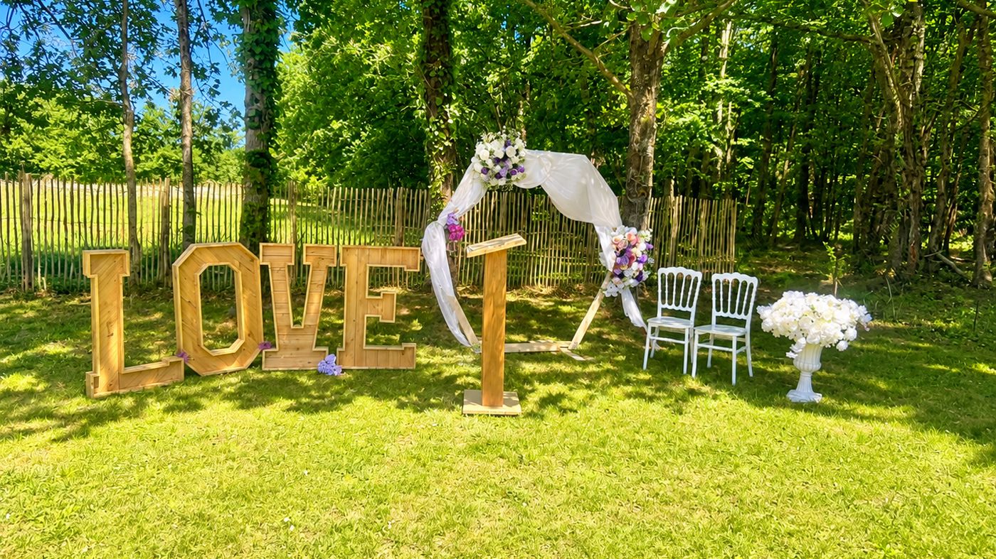 Lettres LOVE géantes en bois installées au jardin