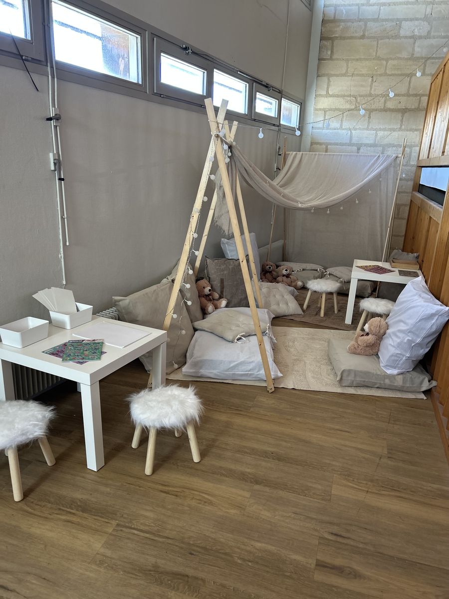 Espace enfants : tipi, coussins, tapis et guirlandes lumineuses