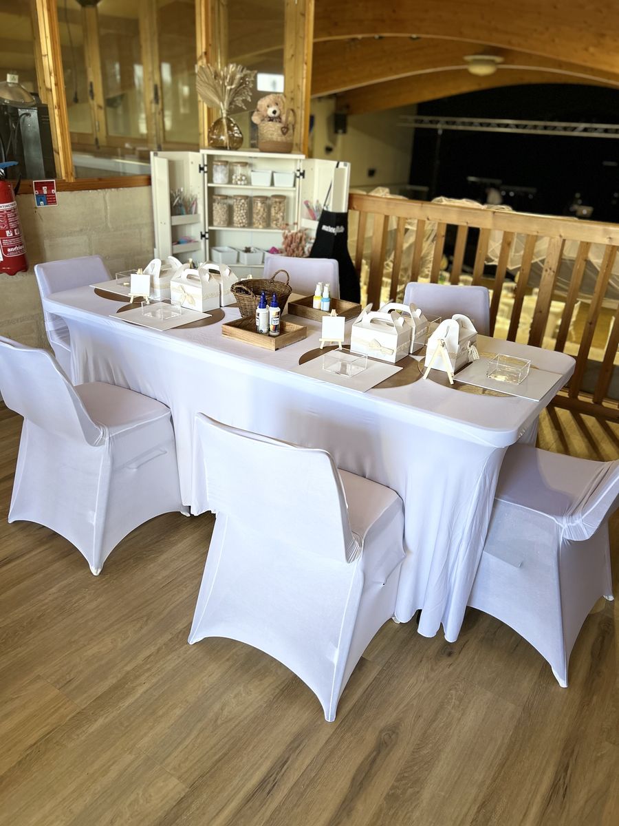 Table d'atelier créatif dressée avec matériel et boîtes à souvenirs