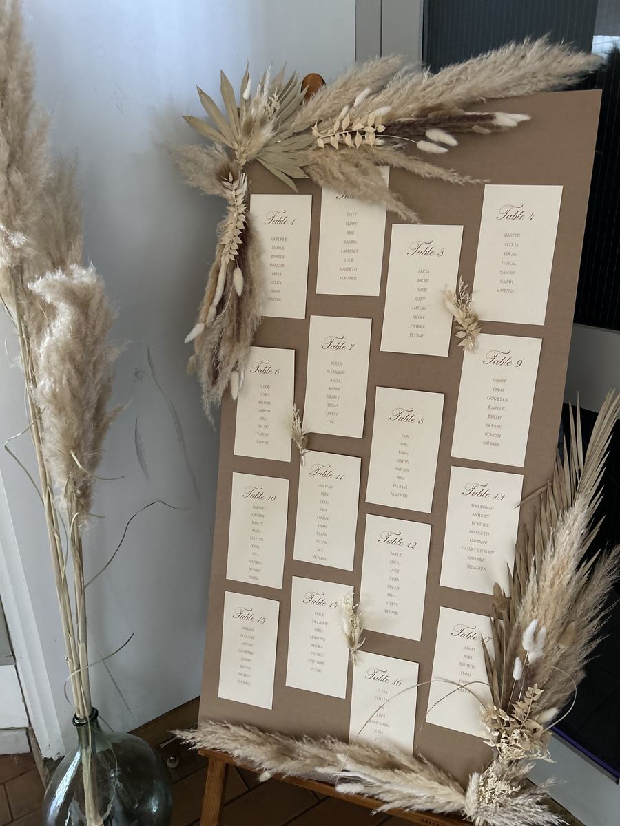 Plan de table en kraft encadré de pampas et de palmes séchées