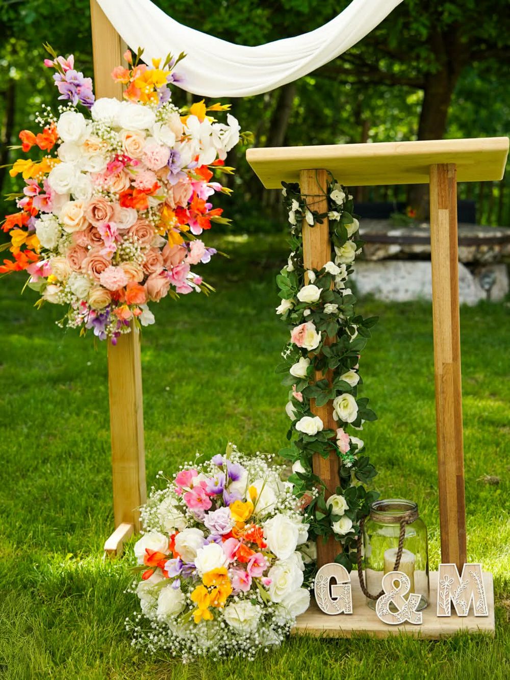 Arche de cérémonie drapée de voile blanc et pupitre fleuri