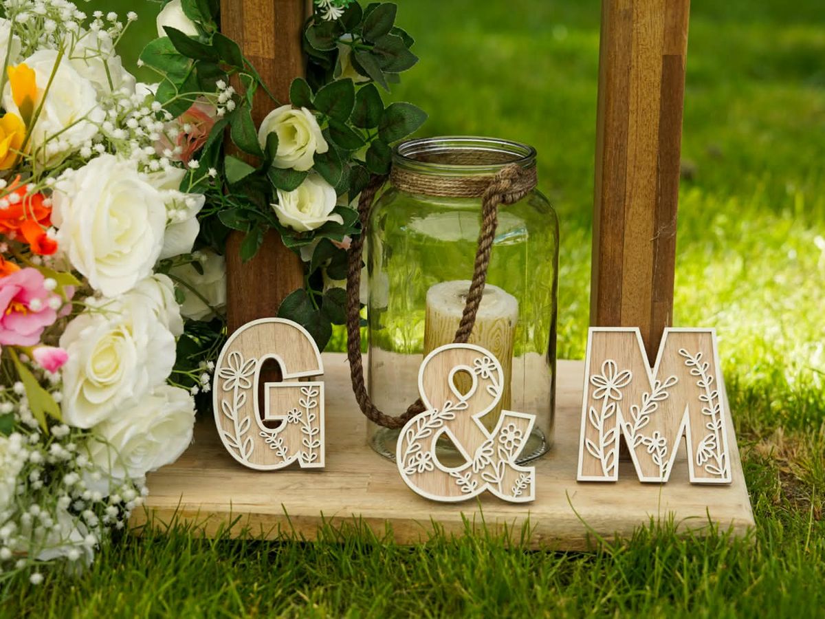Initiales des mariés en bois découpé et bouquet de fleurs colorées