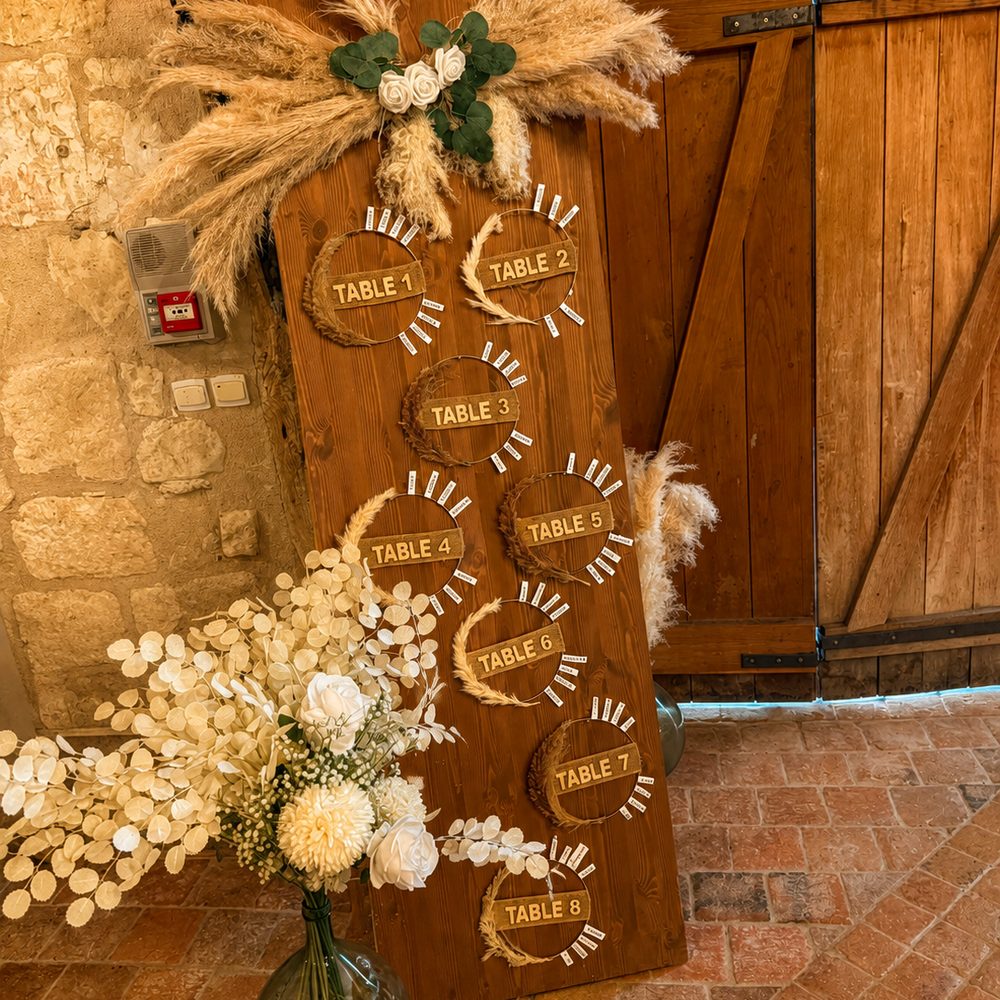 Plan de table en bois orné de pampas et de fleurs séchées