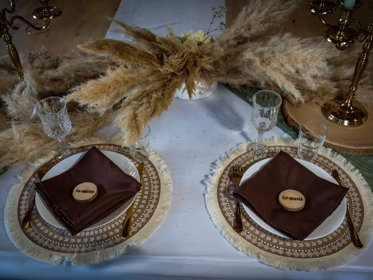 Couverts des mariés : sets tressés, serviettes chocolat et marque-places gravés