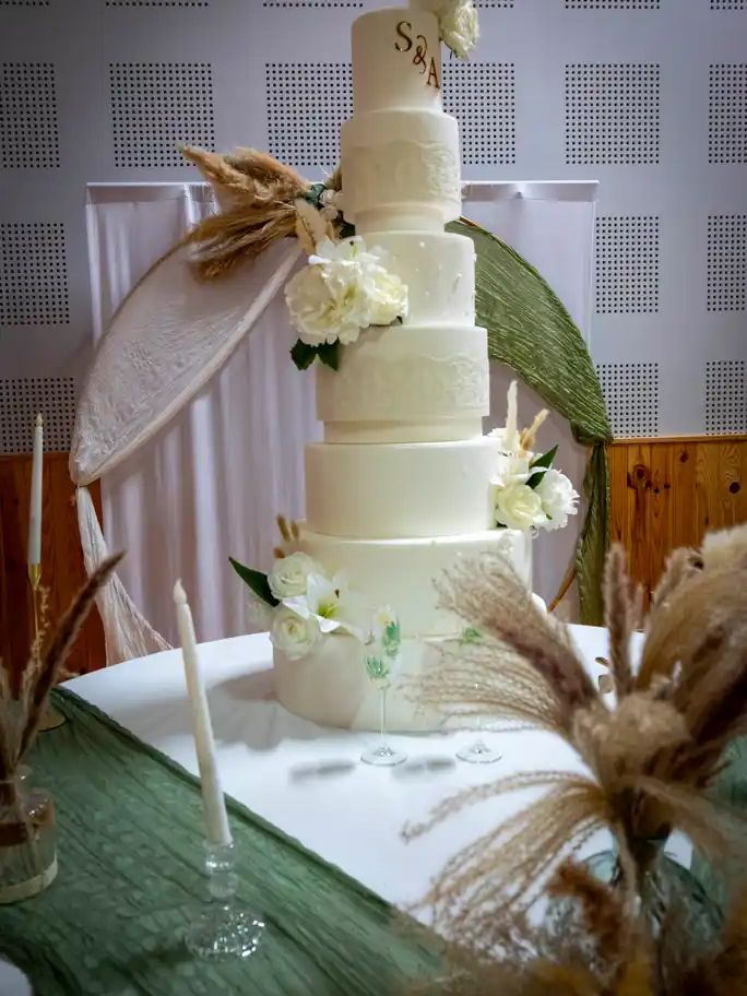 Wedding cake à étages orné de fleurs blanches et de pampas