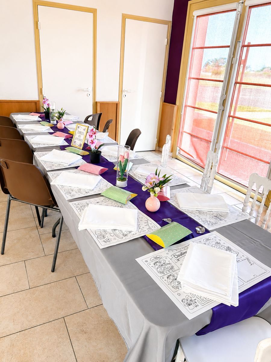 Table des enfants avec sets à colorier et petits bouquets